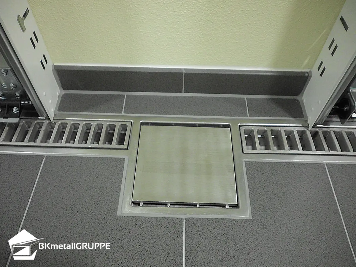 Garážový odvodňovací kanál s žebříkovým krytem a vpustí s deskou