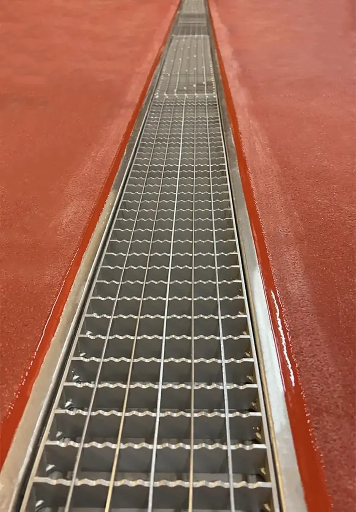 Odpadní kanály s protiskluzovým krytem pro plnírny nápojů