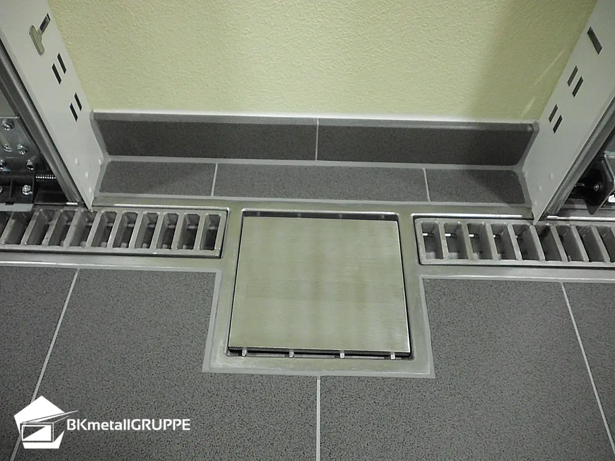 Garážový odvodňovací žlab z nerezové oceli s vpustí 250x250mm