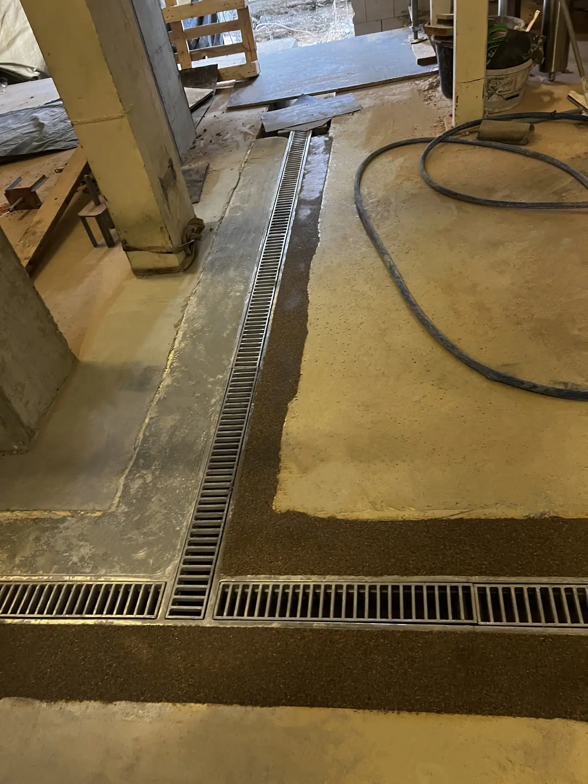 Montáž odvodňovacího kanálu s žebříkovými kryty 25x8mm