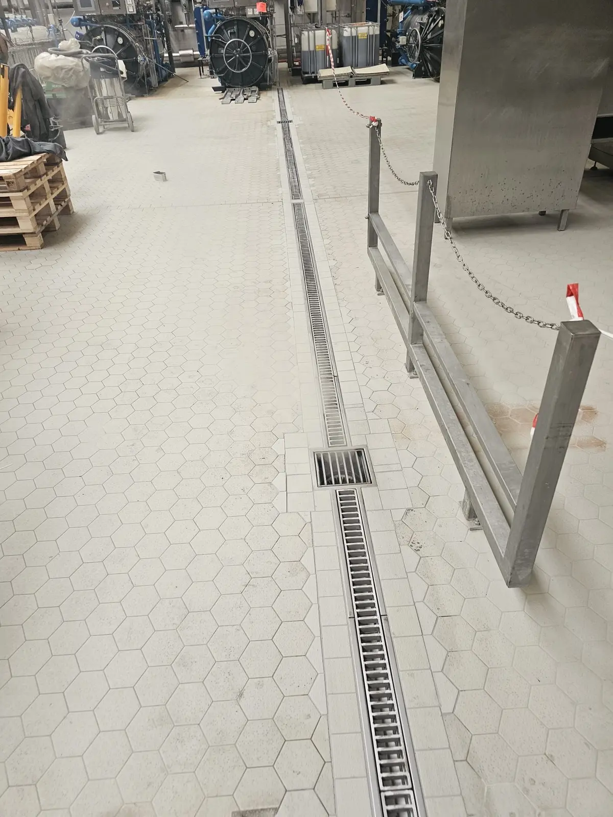 Renovace průmyslové podlahy s keramickými dlaždicemi a instalace odvodňovacího kanálu - Pivovar