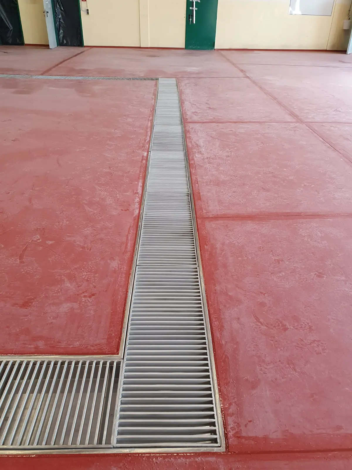 Průmyslový odvodňovací kanál s žebříkovým krytem