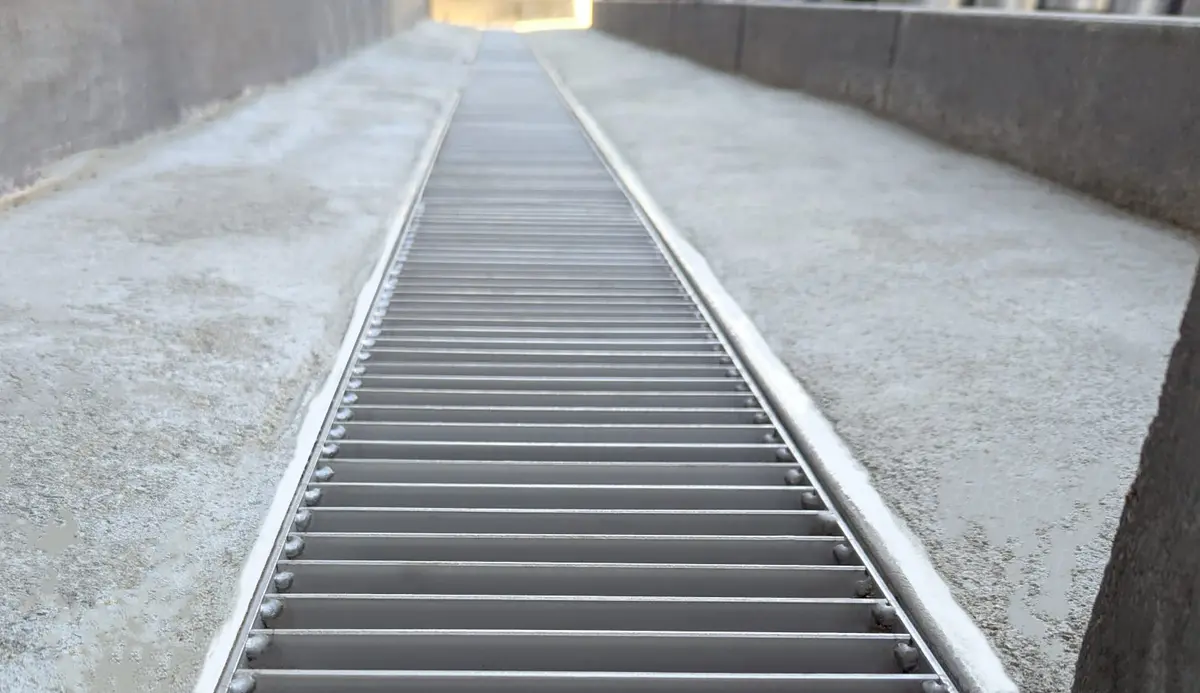 Odpadní kanál z nerezové oceli s žebříkovým krytem pro veřejné prostory